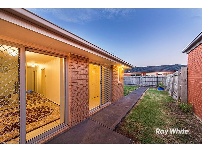 1/4 Providence Drive, Cranbourne West VIC 3977