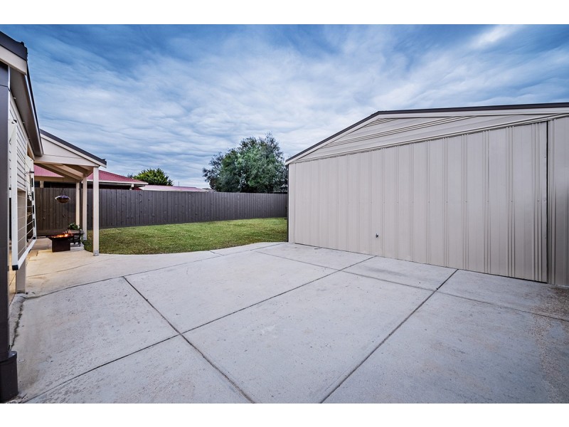 16 Allemby Drive, Cranbourne West VIC 3977