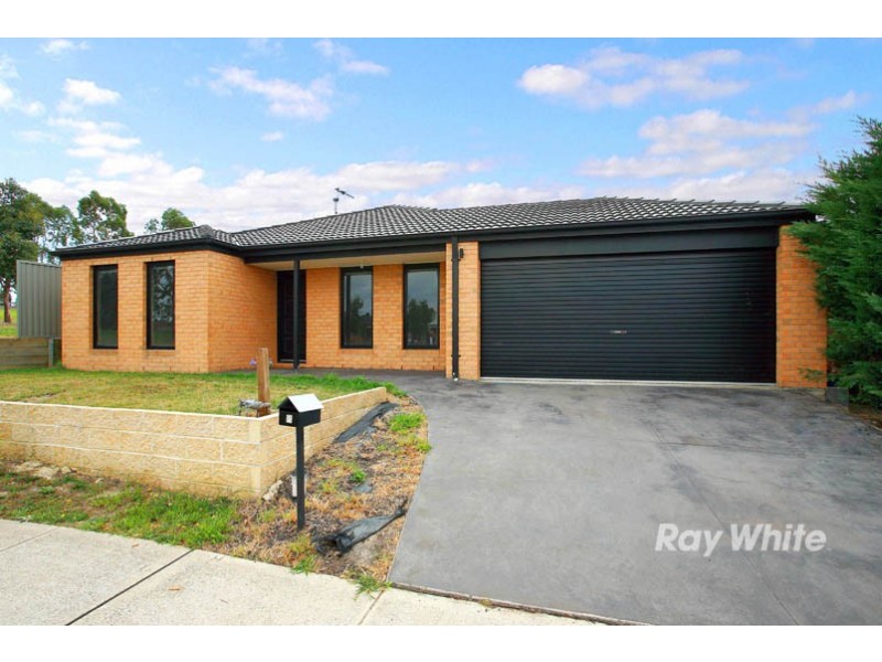 8 Avalon Crescent, Cranbourne East VIC 3977