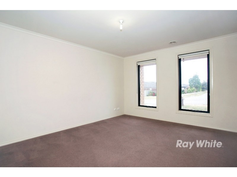 8 Avalon Crescent, Cranbourne East VIC 3977