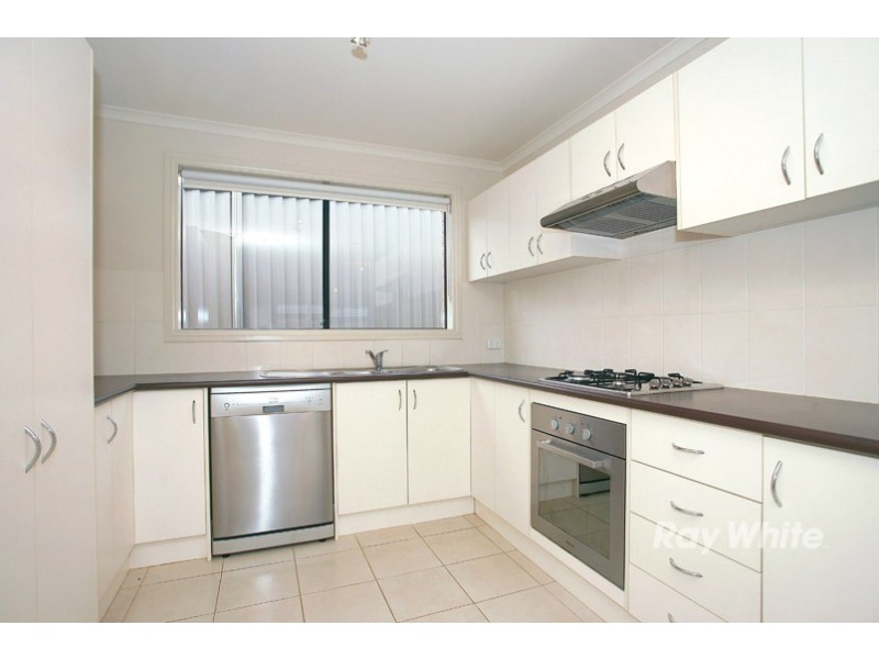 8 Avalon Crescent, Cranbourne East VIC 3977