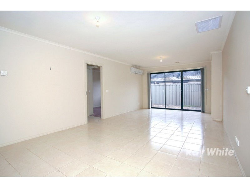 8 Avalon Crescent, Cranbourne East VIC 3977