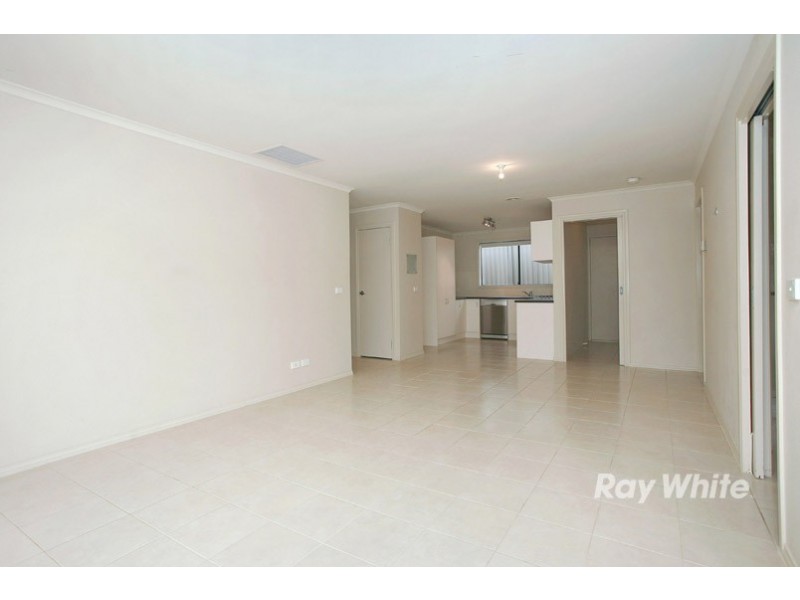 8 Avalon Crescent, Cranbourne East VIC 3977