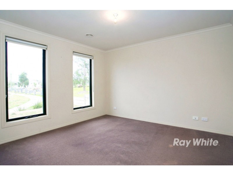 8 Avalon Crescent, Cranbourne East VIC 3977