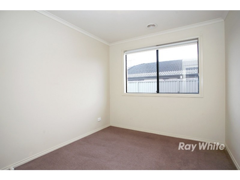 8 Avalon Crescent, Cranbourne East VIC 3977