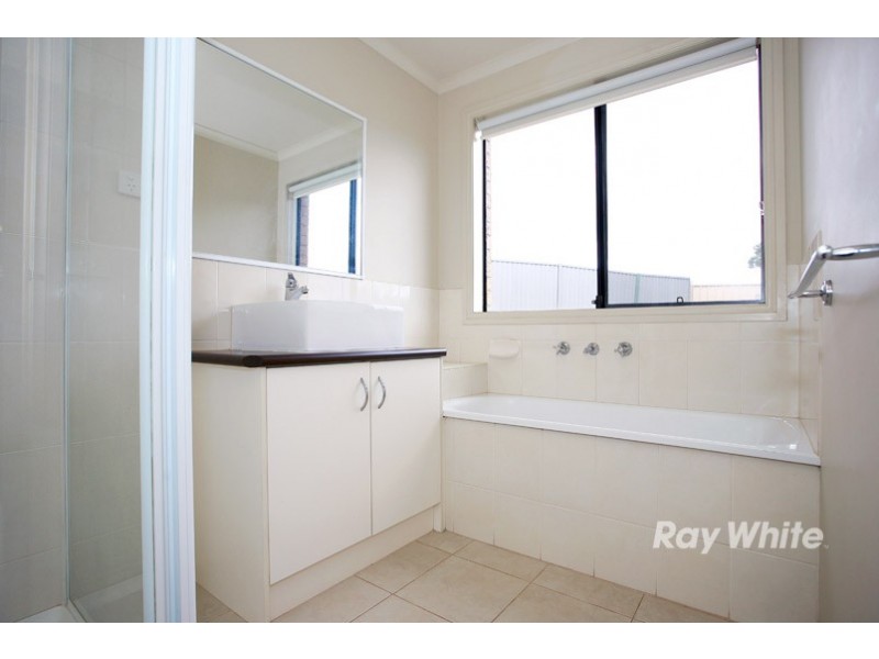 8 Avalon Crescent, Cranbourne East VIC 3977