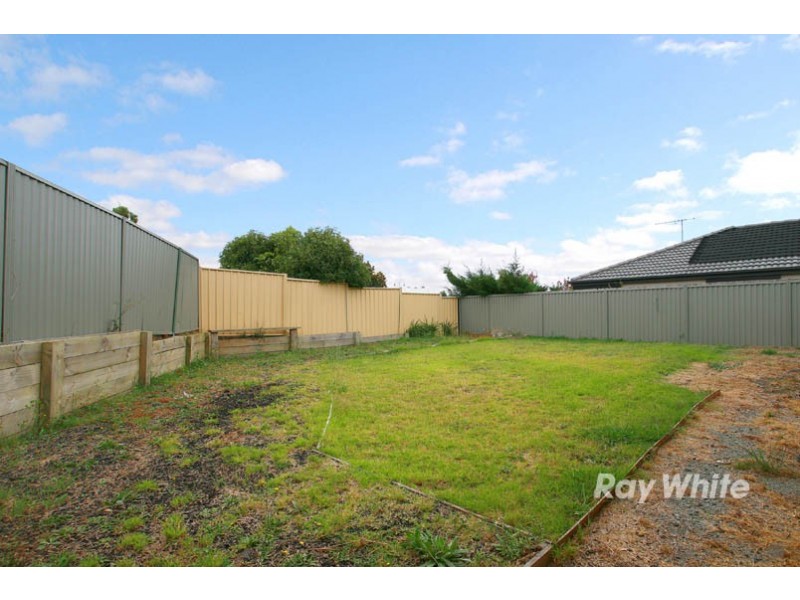 8 Avalon Crescent, Cranbourne East VIC 3977