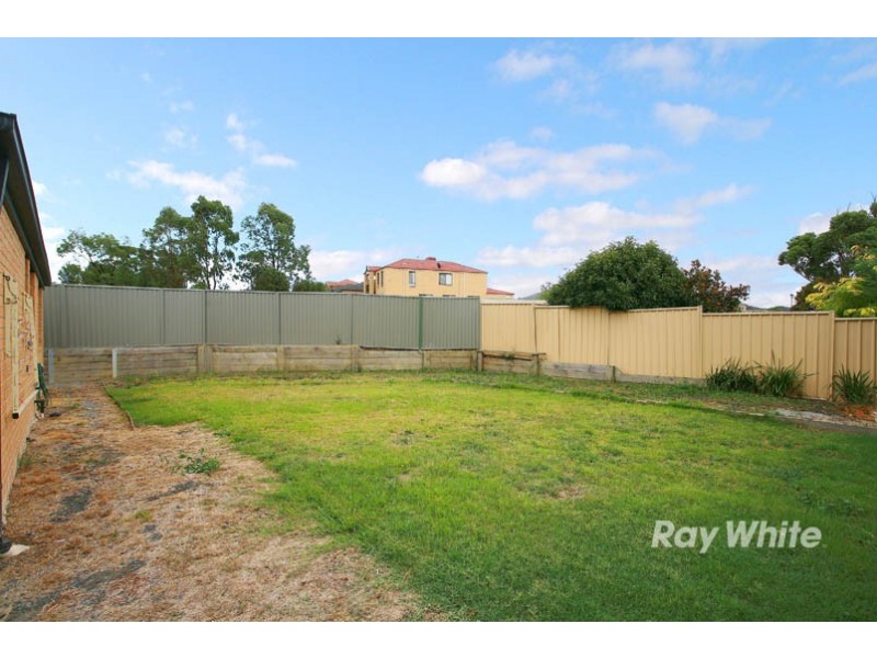 8 Avalon Crescent, Cranbourne East VIC 3977