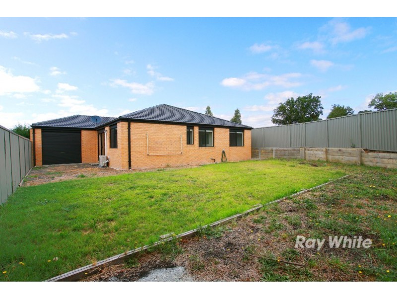 8 Avalon Crescent, Cranbourne East VIC 3977