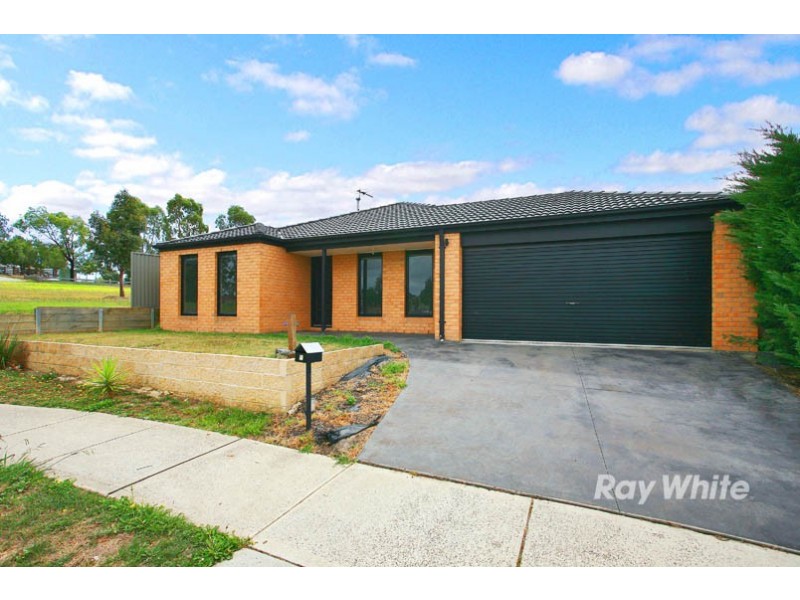 8 Avalon Crescent, Cranbourne East VIC 3977