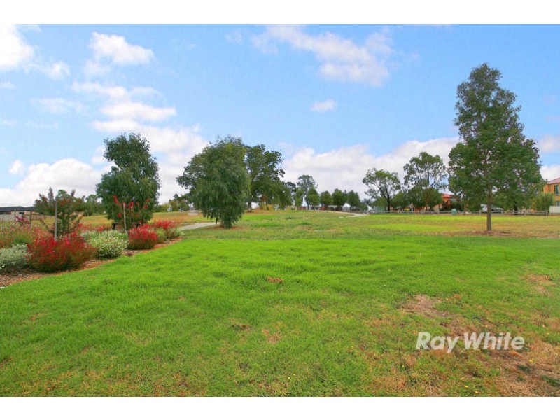 8 Avalon Crescent, Cranbourne East VIC 3977