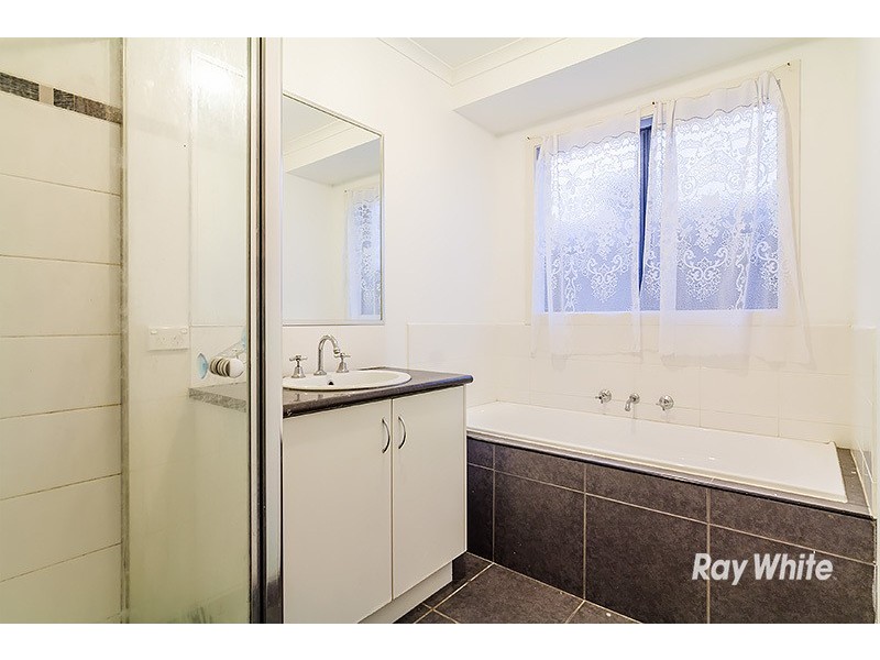 18 Baltic Way, Cranbourne West VIC 3977