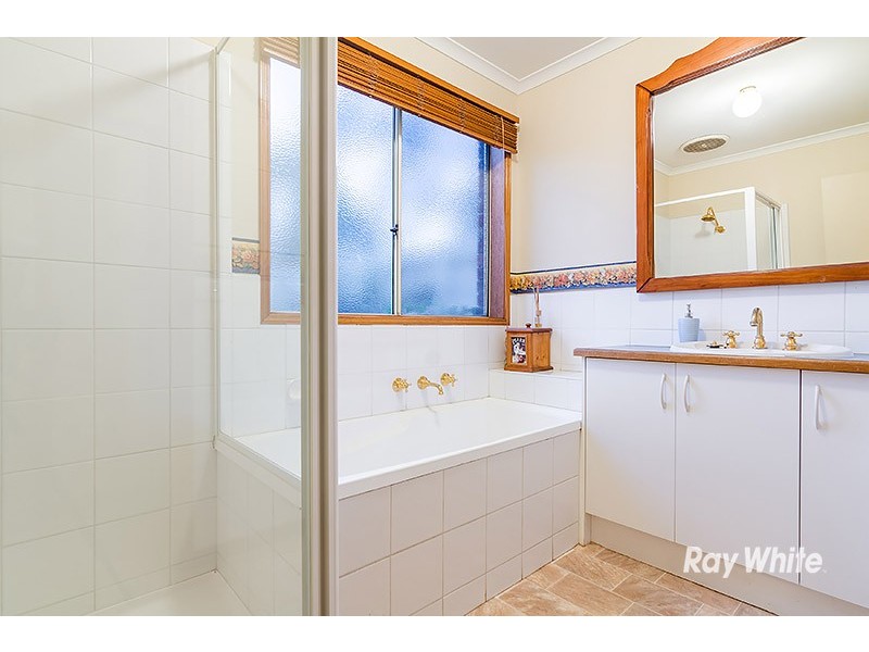 4 Banyalla Drive, Cranbourne West VIC 3977