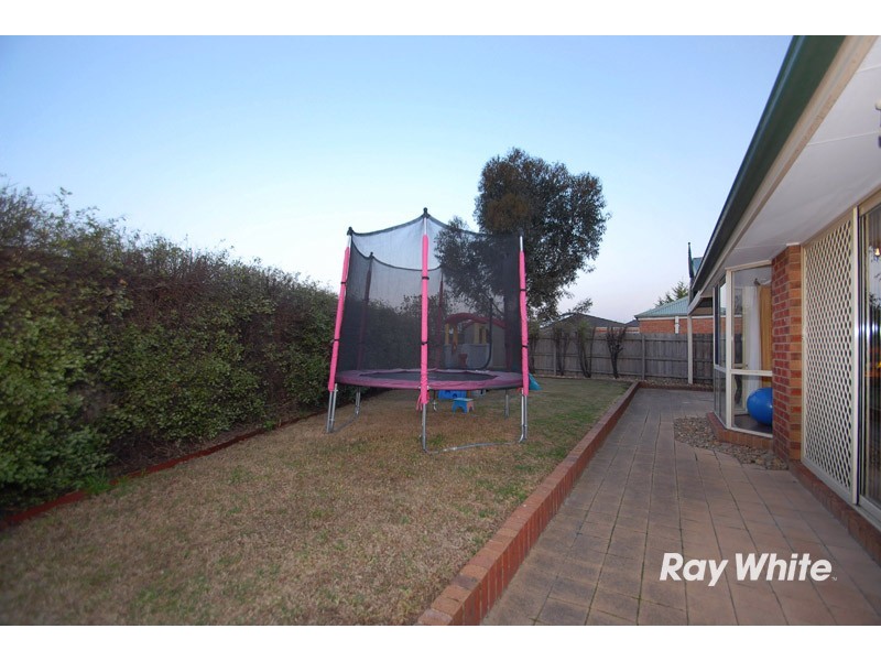46 Bellbrae Crescent, Cranbourne West VIC 3977