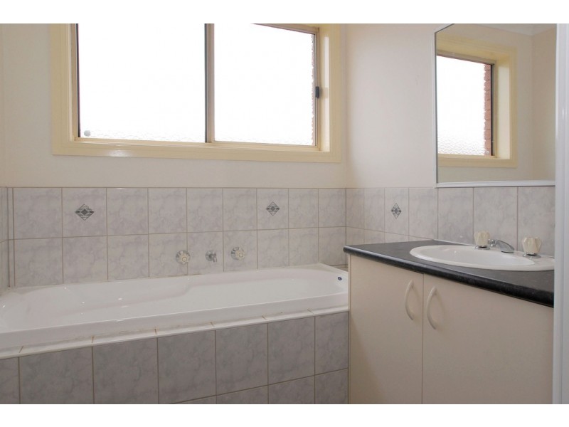 50 Bernborough Avenue, Cranbourne West VIC 3977