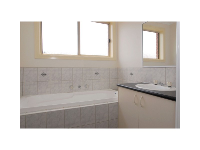 50 Bernborough Avenue, Cranbourne West VIC 3977