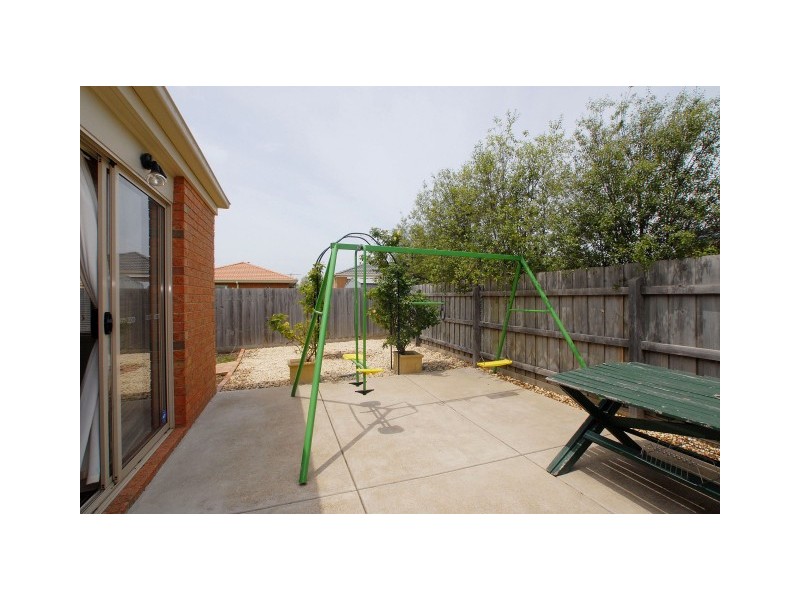 50 Bernborough Avenue, Cranbourne West VIC 3977