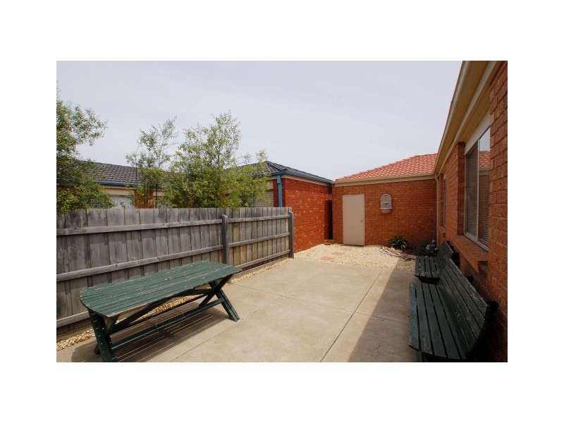 50 Bernborough Avenue, Cranbourne West VIC 3977