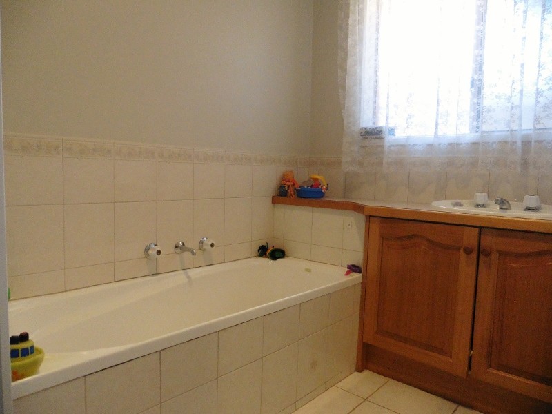 18 Brentwood Drive, Cranbourne North VIC 3977