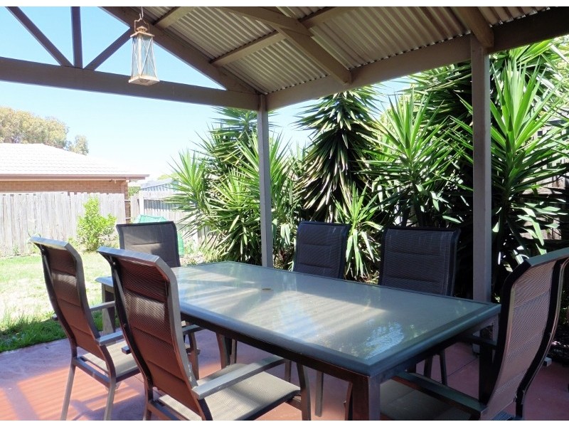 18 Brentwood Drive, Cranbourne North VIC 3977