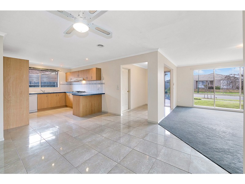 1 Chatham Close, Cranbourne East VIC 3977