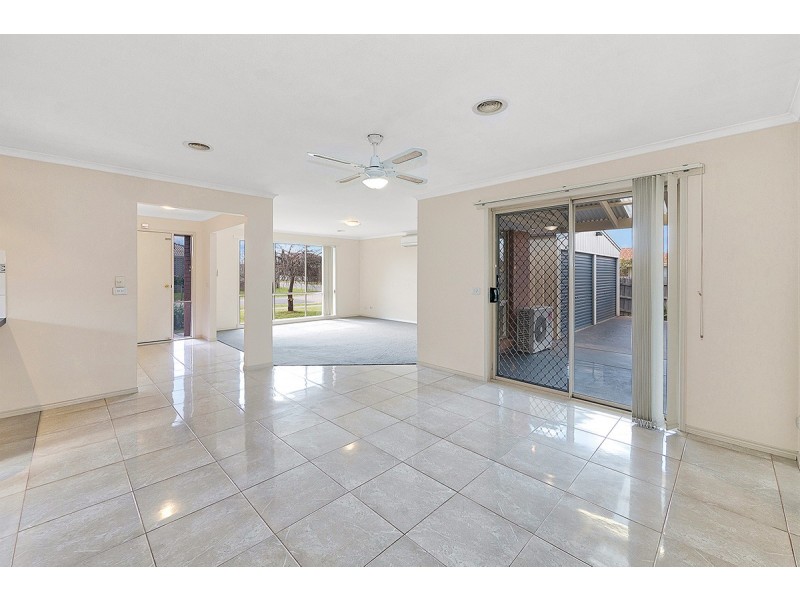 1 Chatham Close, Cranbourne East VIC 3977