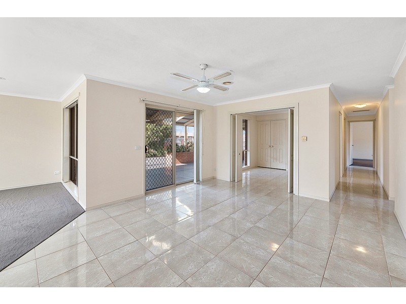 1 Chatham Close, Cranbourne East VIC 3977