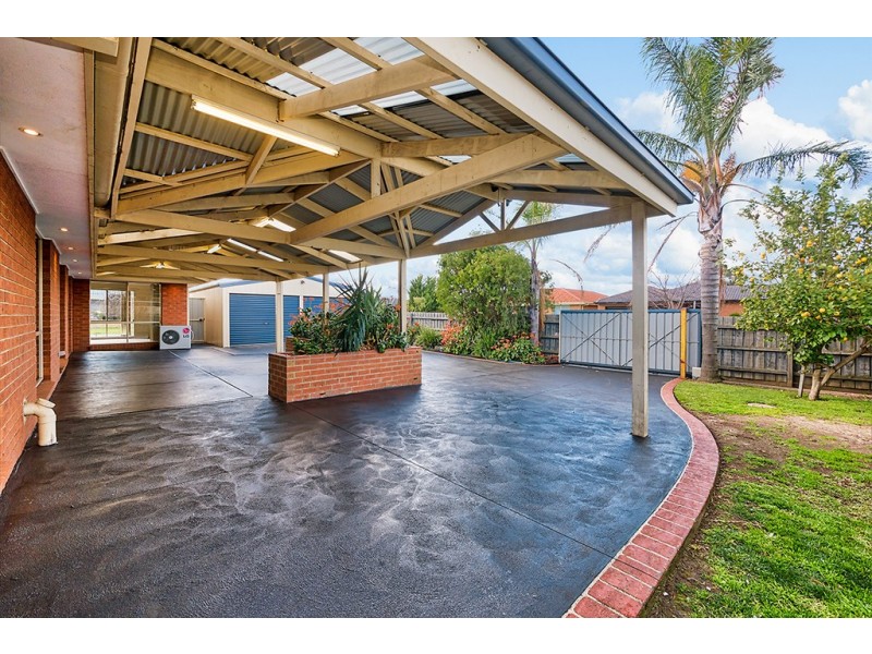 1 Chatham Close, Cranbourne East VIC 3977