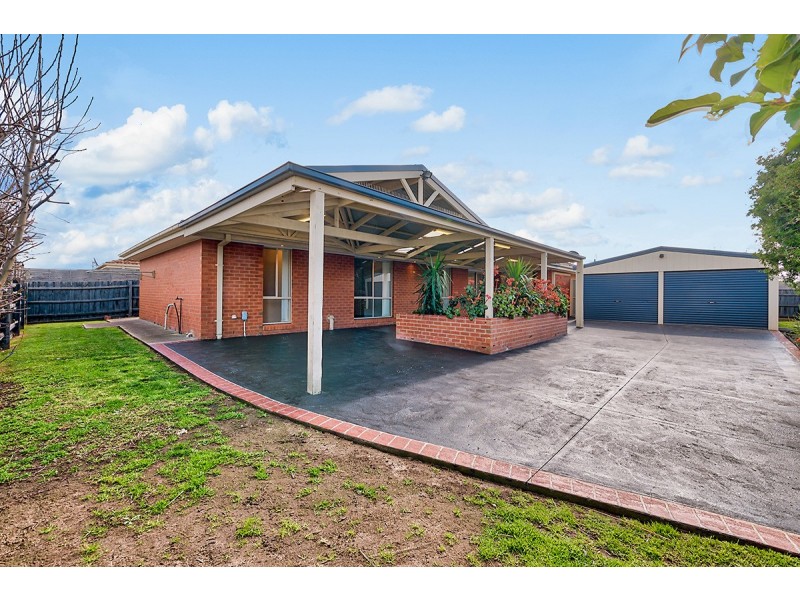 1 Chatham Close, Cranbourne East VIC 3977