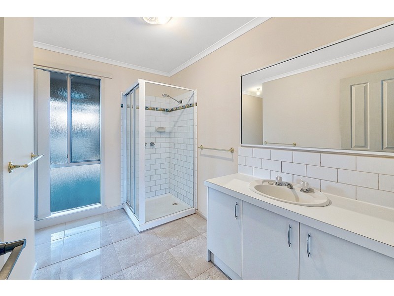 1 Chatham Close, Cranbourne East VIC 3977