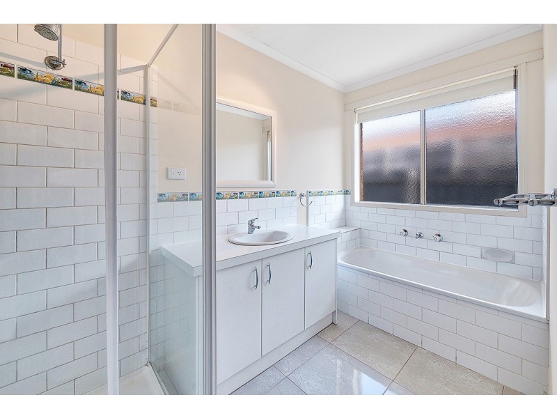 1 Chatham Close, Cranbourne East VIC 3977