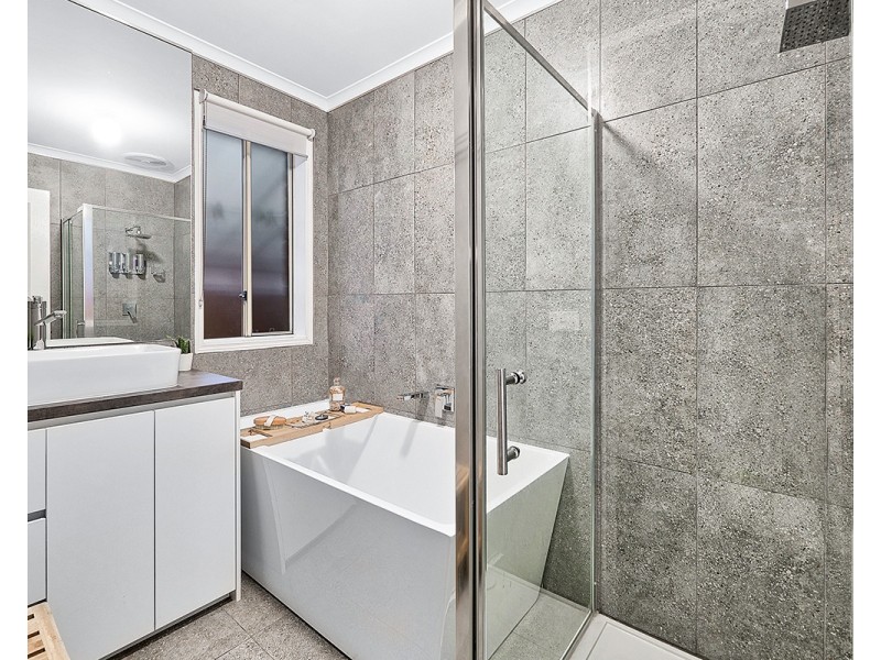 5 Geebung Road, Cranbourne West VIC 3977