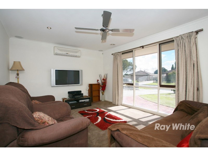 38 Gipps Crescent, Cranbourne North VIC 3977