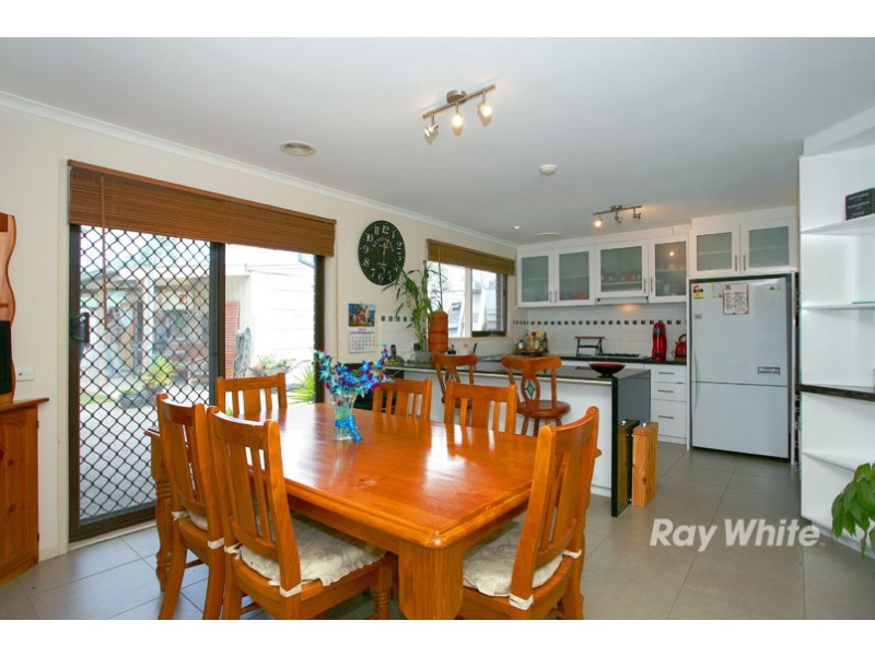 38 Gipps Crescent, Cranbourne North VIC 3977