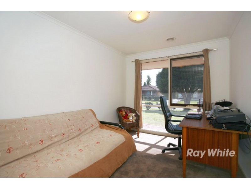 38 Gipps Crescent, Cranbourne North VIC 3977