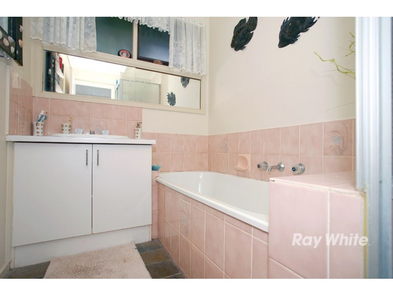 38 Gipps Crescent, Cranbourne North VIC 3977