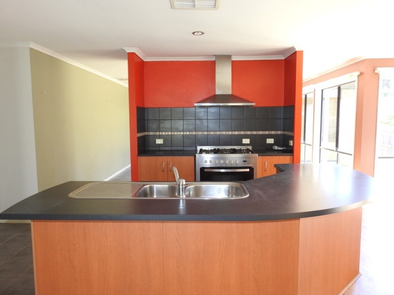 11 Glenshee Drive, Lynbrook VIC 3975