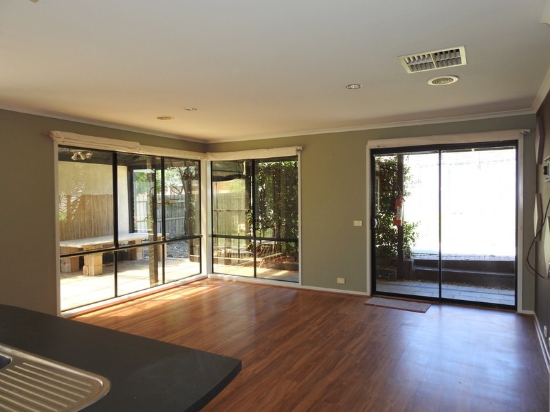 11 Glenshee Drive, Lynbrook VIC 3975