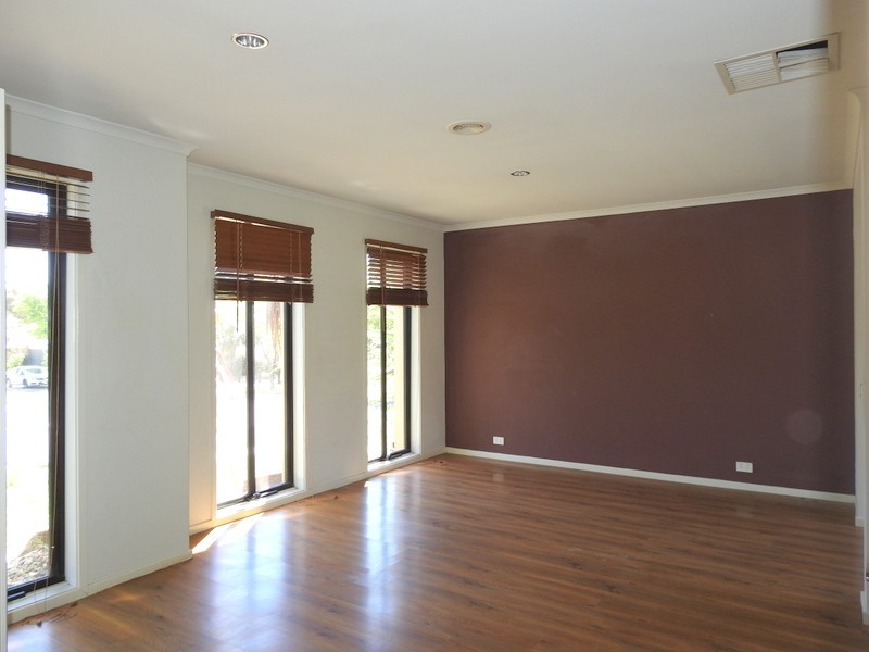 11 Glenshee Drive, Lynbrook VIC 3975