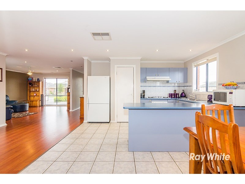 5 Gowrie Place, Cranbourne West VIC 3977