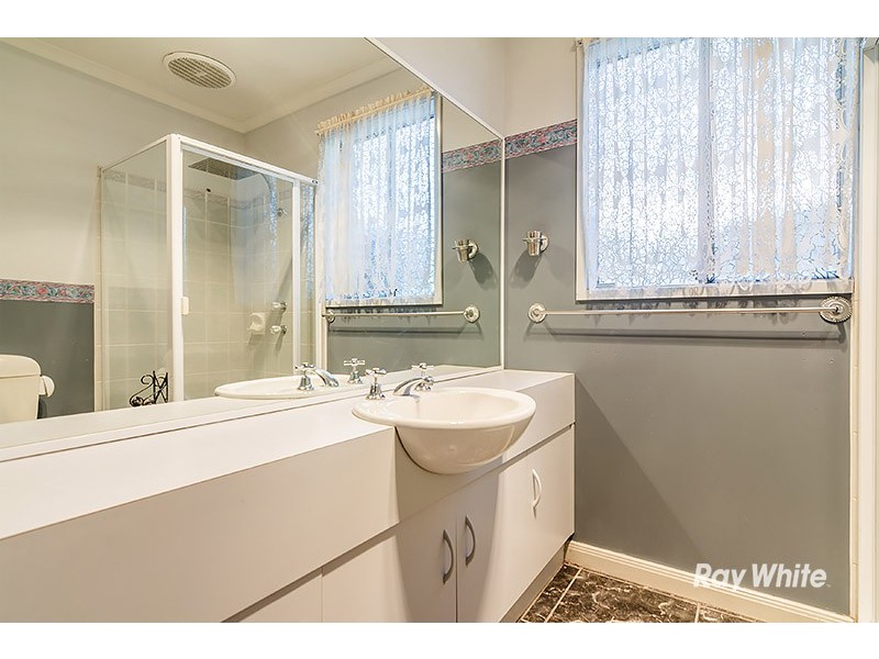 24 Horsfield Street, Cranbourne North VIC 3977