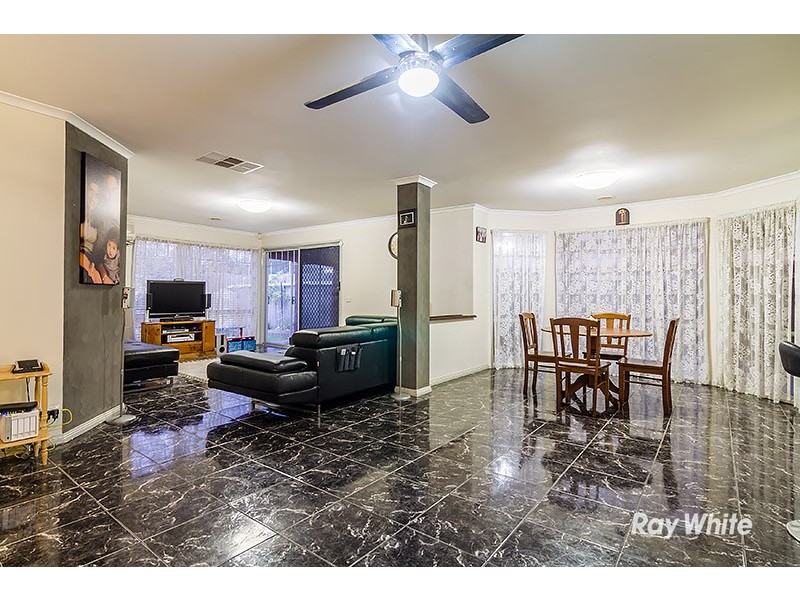 24 Horsfield Street, Cranbourne North VIC 3977