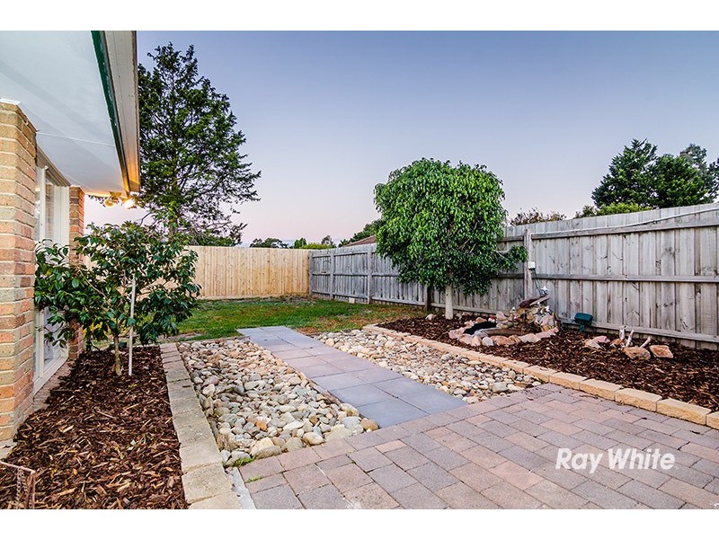 6 Hoysted Avenue, Cranbourne North VIC 3977