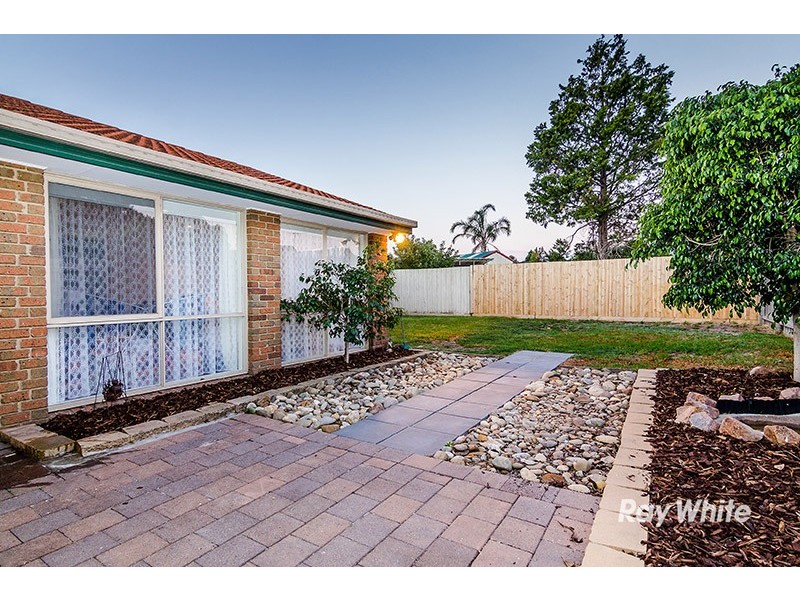 6 Hoysted Avenue, Cranbourne North VIC 3977