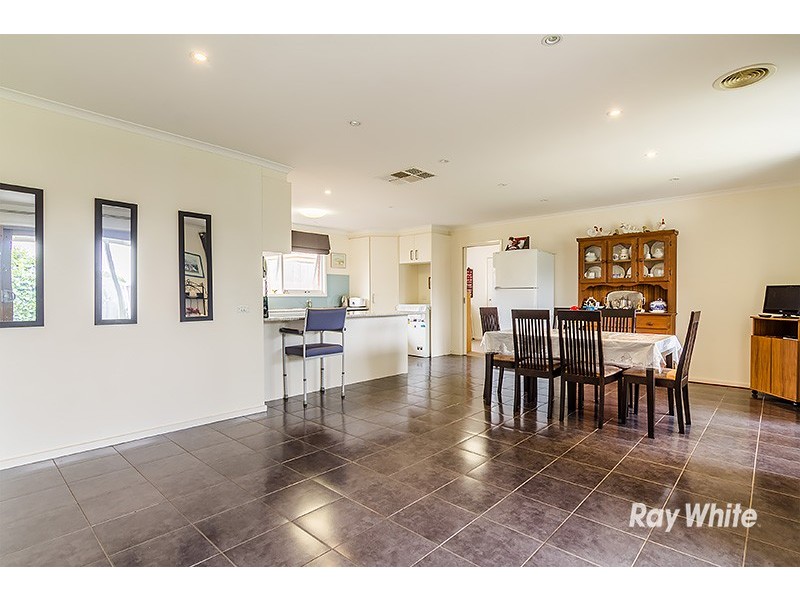 7 Joseph Banks Crescent, Cranbourne VIC 3977