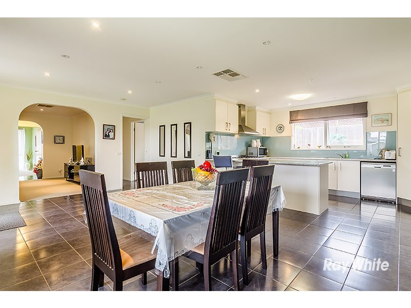 7 Joseph Banks Crescent, Cranbourne VIC 3977