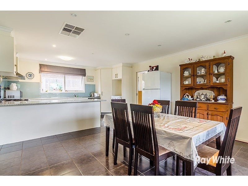 7 Joseph Banks Crescent, Cranbourne VIC 3977