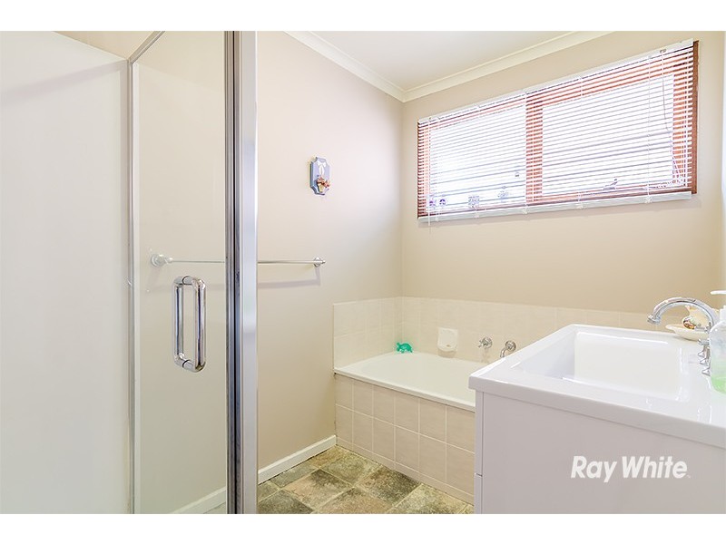 7 Joseph Banks Crescent, Cranbourne VIC 3977