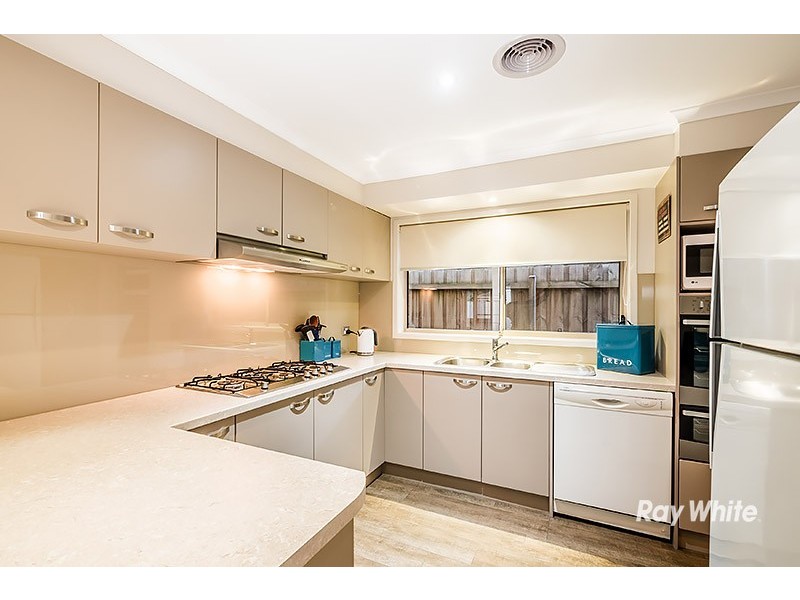 6 Lindenow Court, Cranbourne North VIC 3977