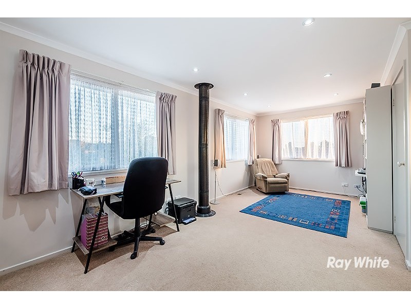 6 Lindenow Court, Cranbourne North VIC 3977